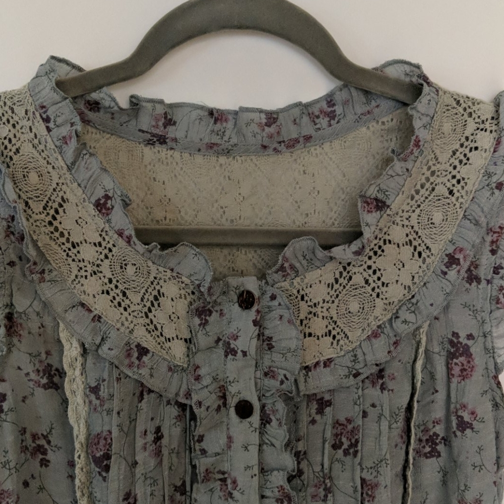 Sleeveless floral top with lace detail